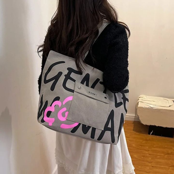 Simple%20Versatile%20Canvas%20Handbag%20Personalized%20Letter%20Printed%20Shoulder%20Bag%20Fashionable%20Large%20Capacity%20Commuter%20Tote%20Bag%20-%20Image%204