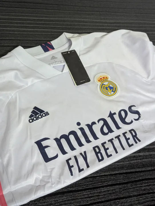Real%20Madrid%2018/19%20Retro%20Kit%20%E2%80%93%20Echoes%20of%20Excellence%20-%20Image%202