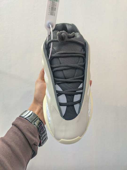 Adidus%20Yeezy%20Boost%20700%20V3%201:1%20Gread%20Product%20Shoe/%20Sneakers%20-%20Image%205