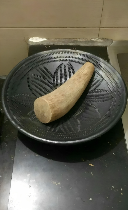 Traditional%20Clay%20Cooking%20Press%20Pot%20with%20Wooden%20Handle%20for%20Rice%20and%20Cooking%20-%20Image%203