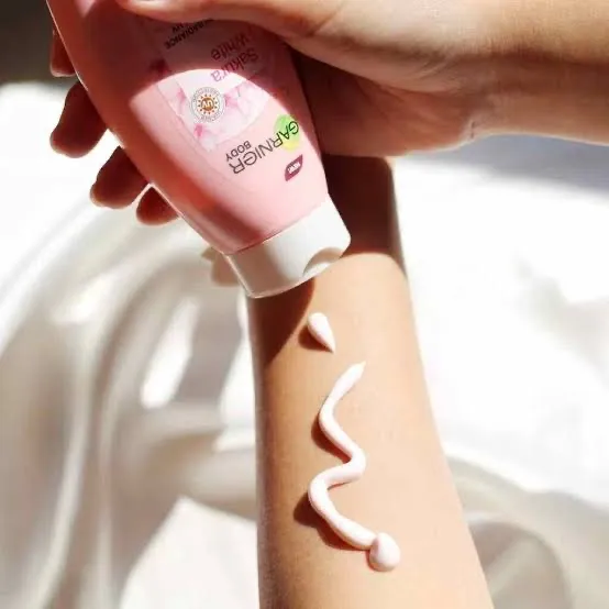 Garnier%20Skin%20Natural%20New%20Sakura%20Glow%20Hyaluron%20Body%20Serum%20Lotion%20-%20400ml%20-%20Image%203