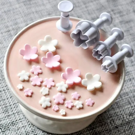 4pcs%20Little%20Flower%20Shape%20Plastic%20Plunger%20Fondant%20Cutter%20Set%20%E2%80%93%20Cake%20Decorating%20Tools%20-%20Image%206