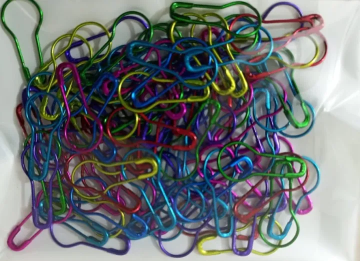 Elegant%20Coil-Less%20Metal%20Hijab%20Pins%20-%20Multi-Color%20Set%20-%20Image%204