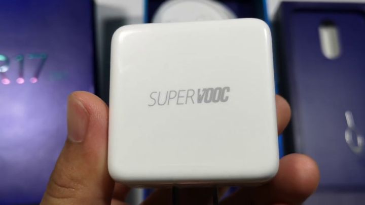 Oppo%20Super%20VOOC%20Charger%20%20Fast%20Charging%20with%20Micro%20USB%20Cable%20-%20Image%202