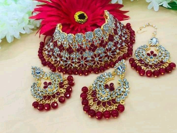 Indian%20Gold-Plated%20Wedding%20Necklace%20Set%20Thai%20Stone%20Choker%20with%20Earrings%20and%20Tikli%20-%20Image%204
