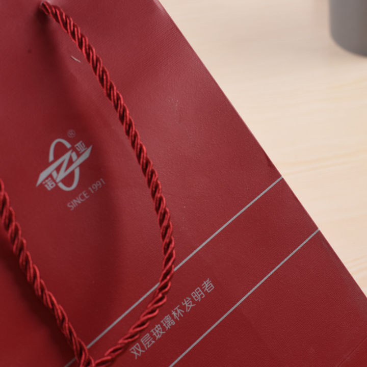 Portable%20paper%20bag%20custom%20white%20cardboard%20handbag%20gift%20paper%20bag%20custom%20advertising%20clothing%20shopping%20bag%20printing%20UV%20top%20system%20-%20Image%205