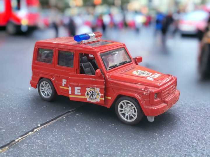 Metal Toy Car Toy Police Car Thar with Openable Doors Front Light & Siren Pull Back Toy Car Toy Car for Boys/Kids Multi Color
