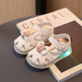 A piece of baby girl sandals 0 a 1-2 years old summer baby soft soled toddler girls princess flashing sandals. 