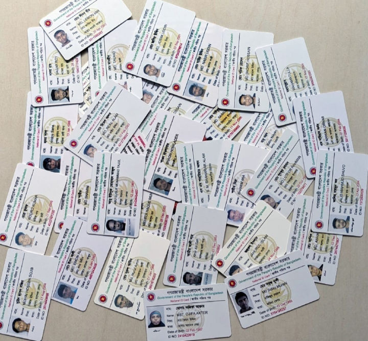 High-Quality%20PVC%20Card%20Holder%20with%20Lanyard%20-%20Elegant%20Plastic%20ID%20Card%20Wallet%20-%20Image%209