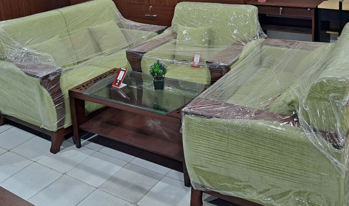 Plastic%20Stretch%20Wrap%20Roll%20-%20Experience%20Effortless%20Packing%201%20Kg%20Roll%20-%20Perfect%20For%20Luggage%20-%20Box%20Wrapping%20-%20Image%206