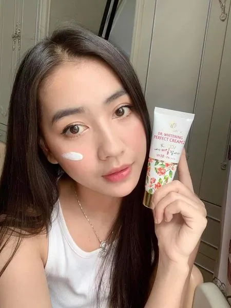 Pax%20Moly%20Dr.%20Whitening%20Perfect%20Cream%202%20SPF50+%20PA++++%20-%2070gm%20-%20Image%203