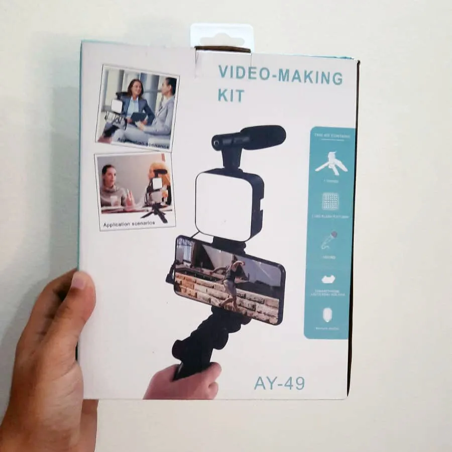 U sikilib ketyapti va telefonda gaplashyapti.