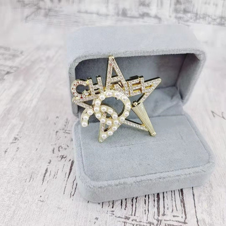 Premium five-pointed star double letter brooch, pearl rhinestone, umbrella pin, with small fragrance suit, dress, suit collar pin