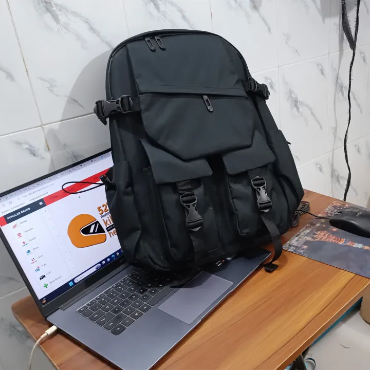 College-university%20backpack%20with%20laptop%20compartments,%20modern%20backpacks%20for%20students,%20backpacks%20for%20students,%20very%20modern%20backpack%20for%20young%20people%20-%20Image%204