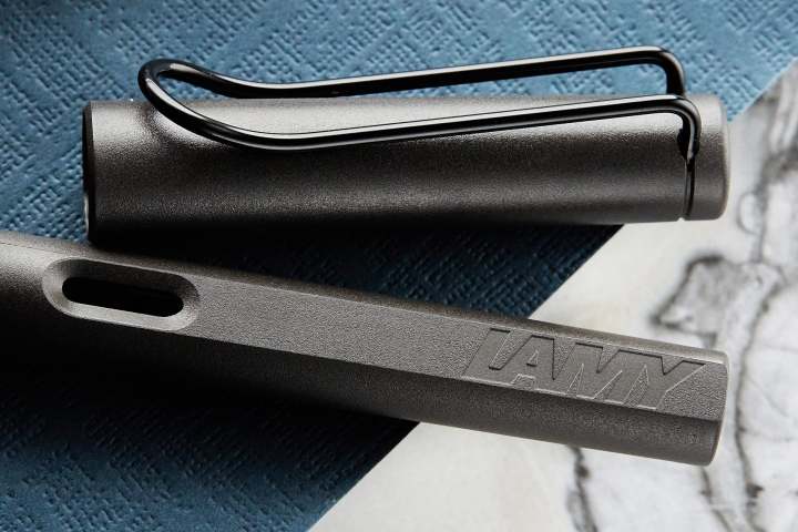 Lamy%20Safari%20Fountain%20Pen%20-%20Charcoal%20Black%20-%20Image%206