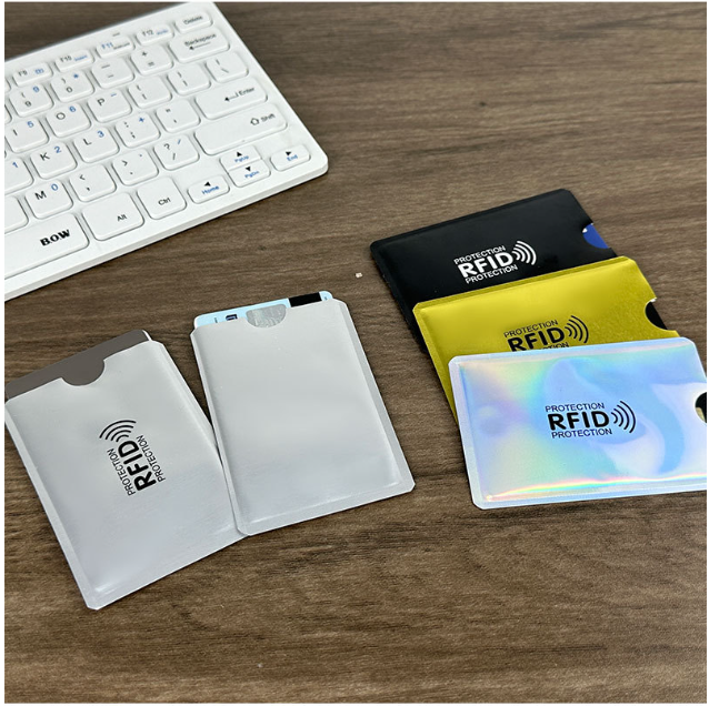 RFID%20Card%20Holder-%20It%20will%20Block%20RFID%20&%20NFC%20from%20Unauthorised%20used%20-%20Image%204