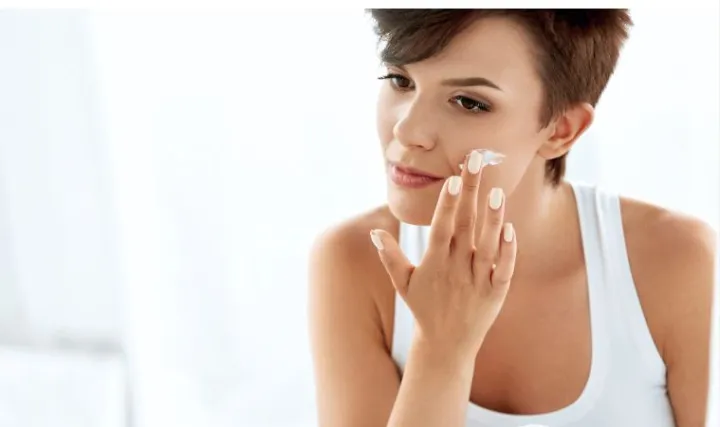 CeraVe%20Daily%20Moisturizing%20Face%20and%20Body%20Cream%20for%20Normal%20to%20Dry%20Skin%20236%20gm%20-%20Image%203