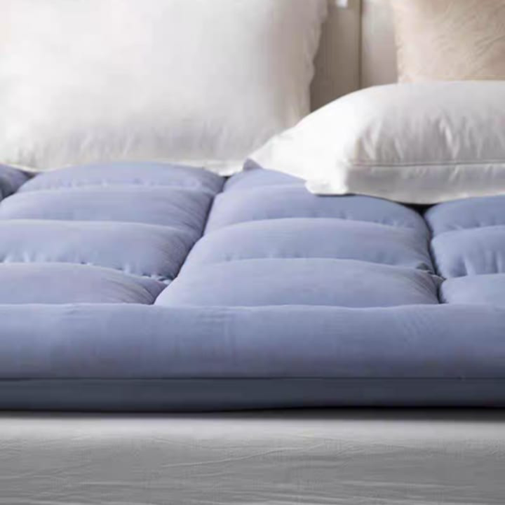 Comfort%20House%20Soft%20Mattress%20Topper%20%E2%80%93%20Pamper%20Your%20Bed%205%20feet%20by%207%20feet%20-%20Image%204