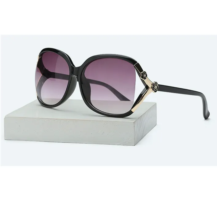 Classical%20Fashionable%20New%20Model%20Sunglass%20For%20Women/Girls%20-%20Image%204