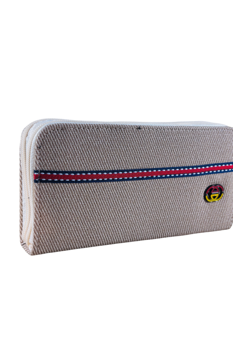The%20Only%20Wallet%20You%20Need%20for%20a%20Pop%20of%20Color%20-%20Image%205