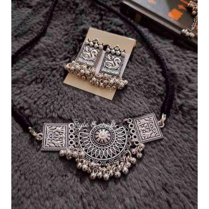 Gorgeous metal adjustable Trendy Beautiful Antique silver locket Pendant Necklace for girls,Chain Choker jewellery set with earrings for women