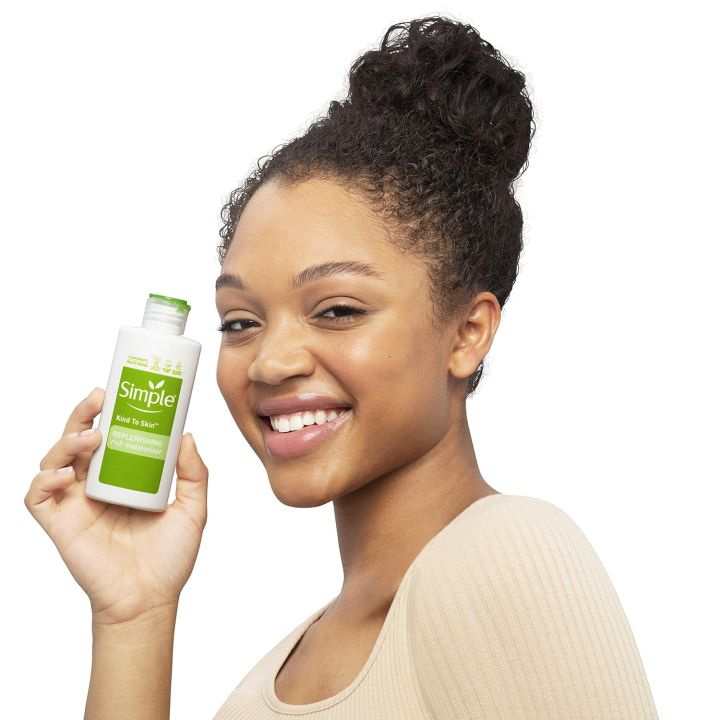 Simple%20Replenishing%20Rich%20Moisturiser%20125ml%20-%2012H%20Hydration%20with%20Vitamin%20B5,%20E%20&%20Niacinamide%20for%20All%20Skin%20Types%20-%20Image%203