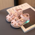 A piece of baby girl sandals 0 a 1-2 years old summer baby soft soled toddler girls princess flashing sandals. 