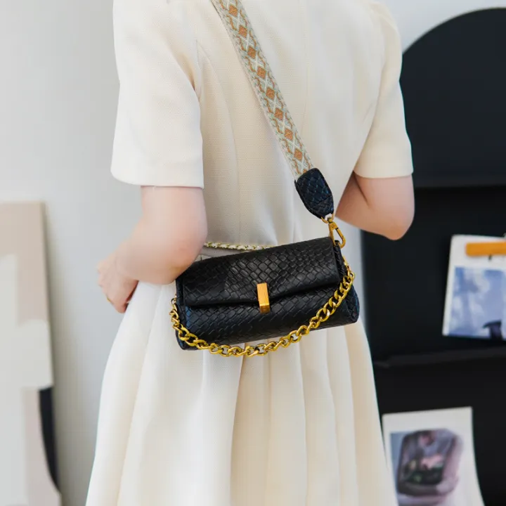 Elegant%20and%20elegant,%20solid%20color%20three-dimensional%20woven%20chain,%20wide%20shoulder%20strap,%20flap,%20one-shoulder%20women's%20bag,%20stylish%20and%20versatile%20commute%20-%20Image%204