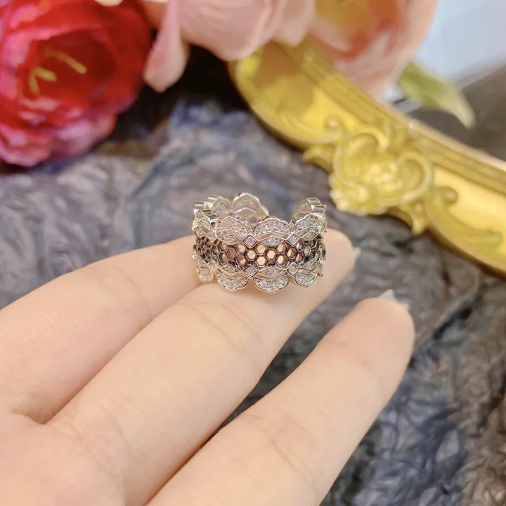 Italian%20lace%20two-tone%20gold%20diamond%20ring%20Blatty%20counter%20with%20black%20gold%20open%20bracelet%20bracelet%20women%20-%20Image%204