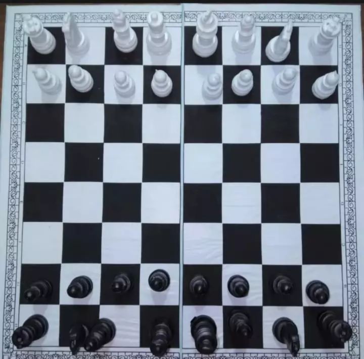 Plastic%20Chess%20Set%20with%20Board%20-%20Image%204