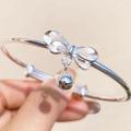 New Korean trend fashion women's small daisy crystal bracelet.