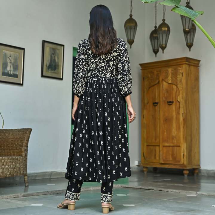 Black%20Floral%20Jaal%20V%20Neck%20Kurta%20Pant%20Set%20kp206%20-%20Image%207