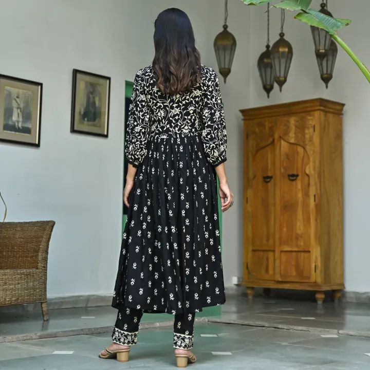 Black%20Floral%20Jaal%20V%20Neck%20Kurta%20Pant%20Set%20kp206%20-%20Image%207