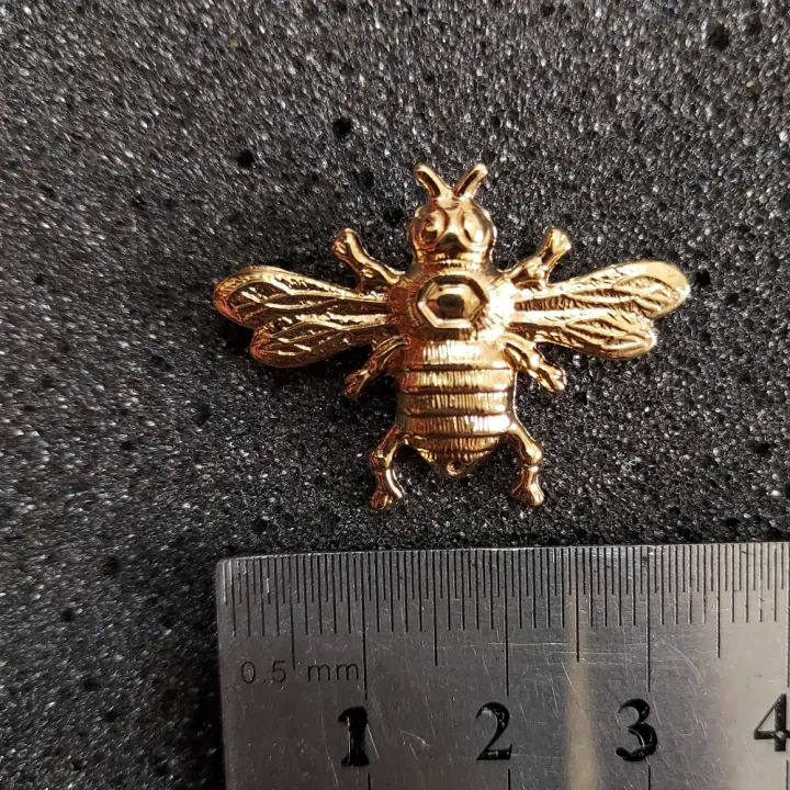 Golden%20bee%20brooch%20pin%20buckle%20for%20men%20women%20outfit%20fashion%20accessories%20-%20Image%202