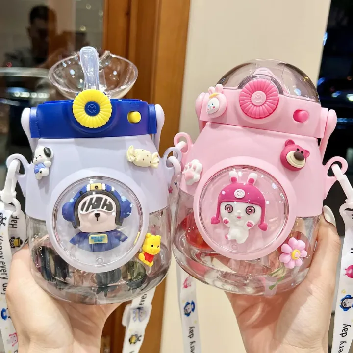 3D%20Cartoon%20Character%20Water%20Bottles%20for%20Kids%20/600ml%20Leak-Proof%20BPA-Free%20Sipper%20with%20Strap%20&%20Fun%20Charms%20-%20Image%203