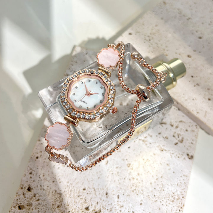 Women's Minority Simple Dignified Flowers Bracelet Watch Fashion Quartz Watch