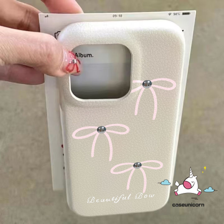 Cartoon%20Simple%20Bow%20Cute%20Bow%20Knot%20English%20Trendy%20Brand%20Case%20Compatible%20for%20IPhone%2011%2014%2016%2012%2015%2013%20Pro%20Max%2016%2014%2015%20Plus%2016Plus%20Candy%20Color%20Luxury%20Skin%20Feel%20Leather%20Texture%20Case%20-%20Image%205