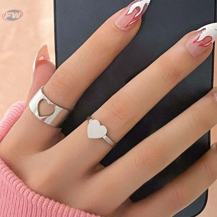 LOVE%20King%20&%20Queen%20Couple%20Ring%20Set%20In%20Titanium%20Hart%20Colour%20-%20Silver%20-%20Image%202