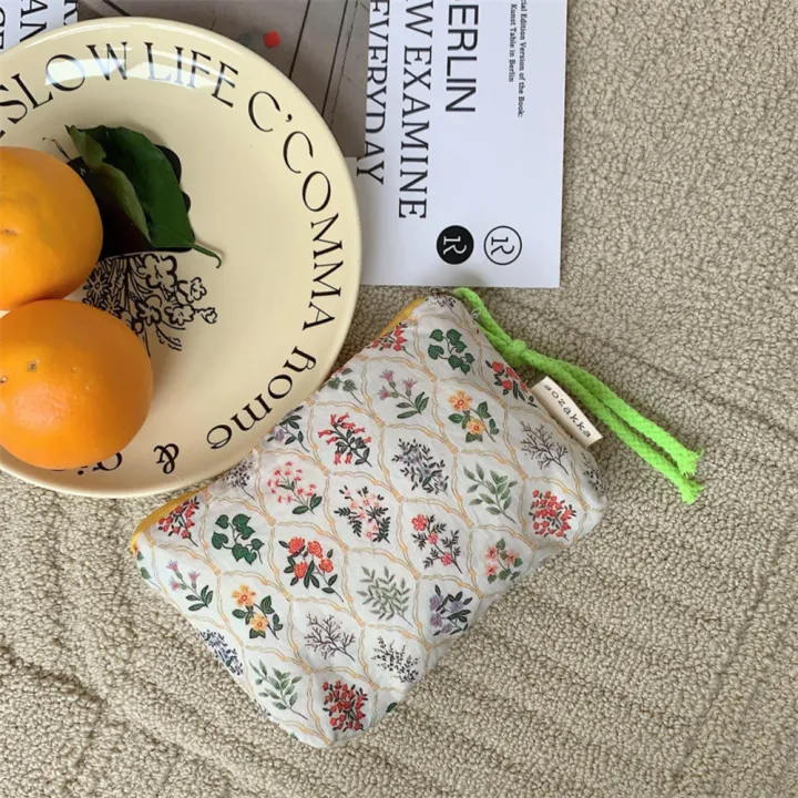 Floral%20Cosmetic%20Bag%20Cute%20Makeup%20Pouch%20Flower%20Pattern%20Change%20Bag%20Pen%20Bag%20With%20Floral%20Design%20Makeup%20Storage%20Case%20With%20Flower%20Print%20Flower-Themed%20Cosmetic%20Bag%20-%20Image%204