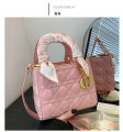 andbag for women in 2023, new tren and tren style, on the internet, with the same nhe and high-end feeling. Cross bo small bag and aifei bag. 