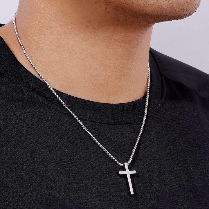 Vonmoos%2016-24%20Inch%20Silver%20Cross%20Necklace%20Mens%20Cross%20Necklaces%20with%202.5mm%20Cross%20Chain%20and%20Exquisite%20Stainless%20Steel%20Cross%20Pendant%20-%20Image%203