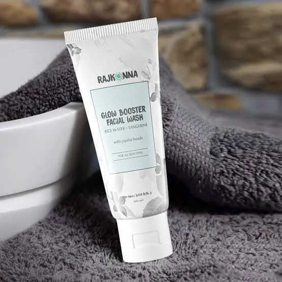 Rajkonna%20Glow%20Booster%20Facial%20Wash%20With%20Jojoba%20Beads%20-%20Image%204