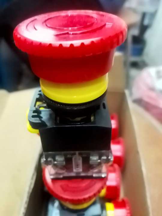 Emergency Stop Push Button Switch 3PCs On-Off Industrial Parts Engineering Plastic 440V 10A 22mm