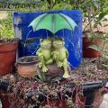 Resin Frog Statue Adorable Frog Couple Solar Light with Led Umbrella Sculpture Waterproof Uv Resistant Resin Construction Perfect for Gardens Garden Frog Figurine.
