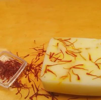 Hand%20Made%20Real%20Saffron%20Goat%20Milk%20Bar%20Soap%20-90g%20-%20Image%204