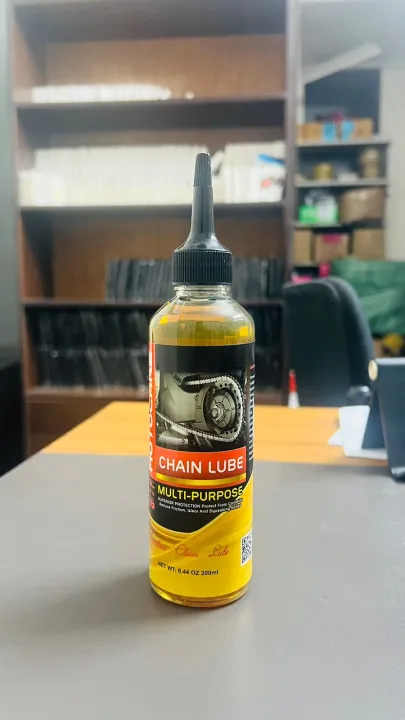 Motocare%20Chain%20Lube%20for%20Bikes%20-%20200ML%20%7C%20Superior%20Water-Resistant%20Lubricant,%20Friction%20&%20Noise%20Reduction,%20Rust%20Protection%20for%20All%20Chains%20-%20Image%204