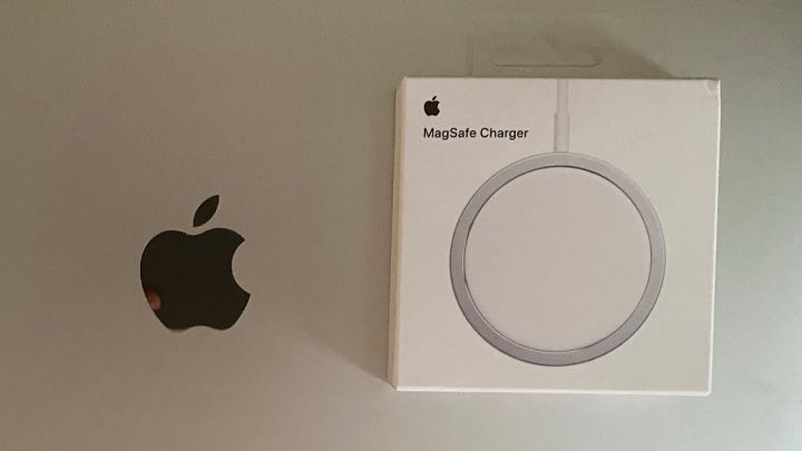 Apple%20MagSafe%20Wireless%20Charger%20Super%20Charge%2015W%20PD%20Wireless%20Fast%20Charger%20For%20Apple%20iPhone%2012%20Mini,%2012,12%20Pro,12%20Pro%20Max,11%20Pro,%20XS%20Max%20,XR%20,11,%2011%20Pro,%2011%20Pro%20Max,%20X,%20Xs,%208%20Plus%20-%20Image%206