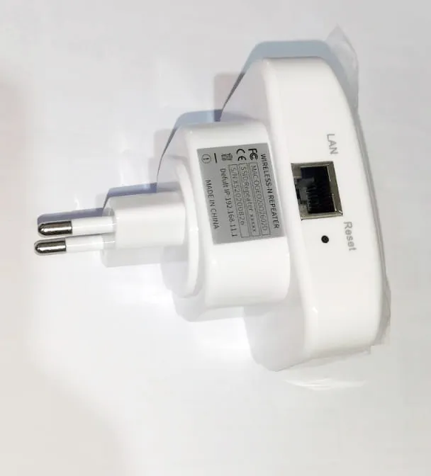 Universal%20Wi-Fi%20Range%20Extender%20signal%20booster%20for%20home%20office%20school%20-%20Image%202