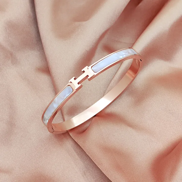Titanium%20Steel%20Korean%20Style%20H%20letter%20Bracelet%20Fashion%20Shell%20Bangle%20Light%20Luxury%20Simple%20Wrist%20Chain%20Jewelry%20For%20Women%20Girls%20Gift%20Qoddess%20-%20Image%204