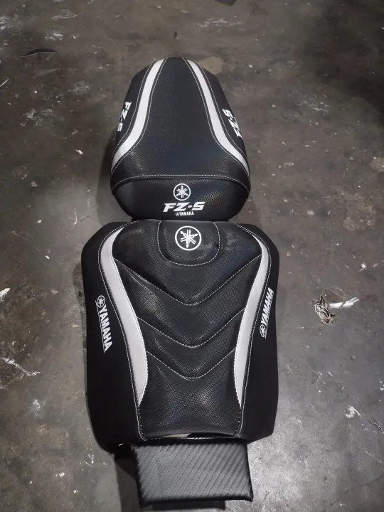 Yamaha%20Fzsv2%20golden%20modified%20seat%20cover%20-%20Image%204